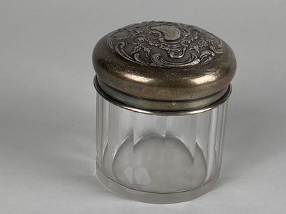 Flacon en cristal, le bouchon en argent chiffré...