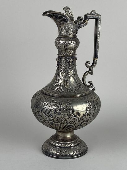 Aiguière en métal argenté à décor en repoussé...