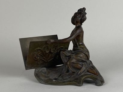 Range-lettre en régule figurant une femme.

Esprit...