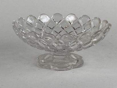 BACCARAT.

Coupe sur pied en cristal taillé...