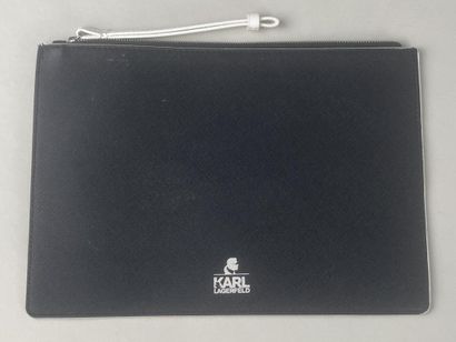 Karl LAGERFELD 

Pochette en toile enduite...