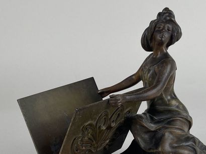 Range-lettre en régule figurant une femme.

Esprit...