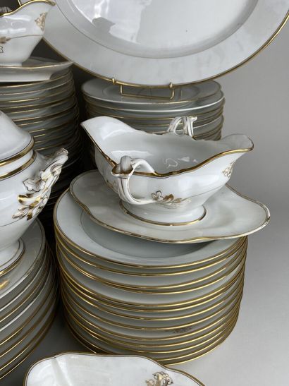 Important service de table en porcelaine...