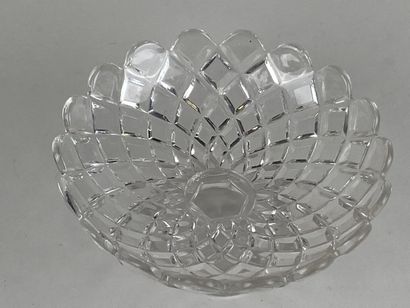 BACCARAT.

Coupe sur pied en cristal taillé...