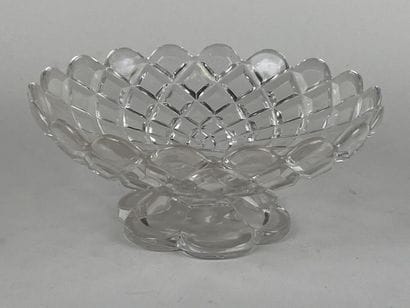 BACCARAT.

Coupe sur pied en cristal taillé...
