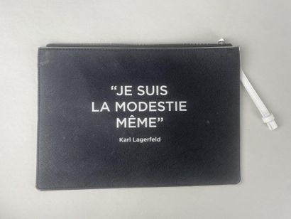 Karl LAGERFELD 

Pochette en toile enduite...