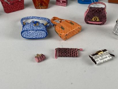Collection de 15 miniatures d'après maroquinerie...