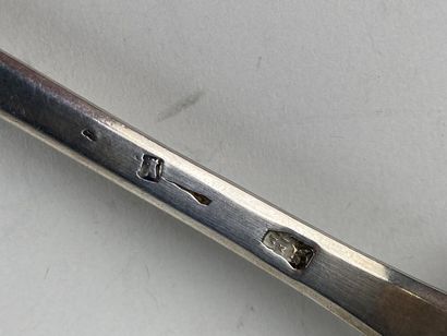 Cuillère à ragoût en argent uni, le revers...
