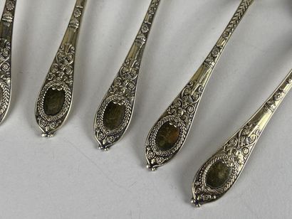 Série de 12 petites cuillères en argent doré...