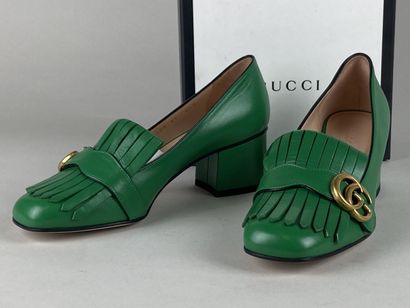 GUCCI.

Paire de souliers en cuir vert modèle...