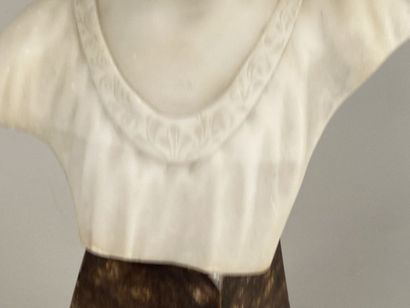 Ecole française vers 1900.

Buste de femme.

Sculpture...