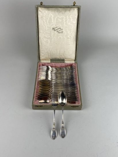 Série de 12 couverts de table en métal argenté...
