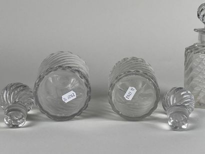 BACCARAT.

Trois flacons en cristal taillé.

H...