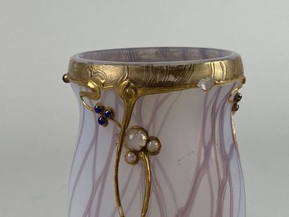 Petit vase balustre en verre opalescent à...