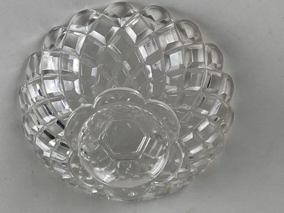 BACCARAT.

Coupe sur pied en cristal taillé...