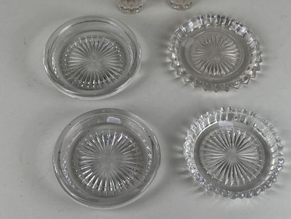 Paire de dessous de bouteille en verre moulé.

Diam....