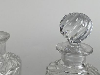 BACCARAT.

Trois flacons en cristal taillé.

H...