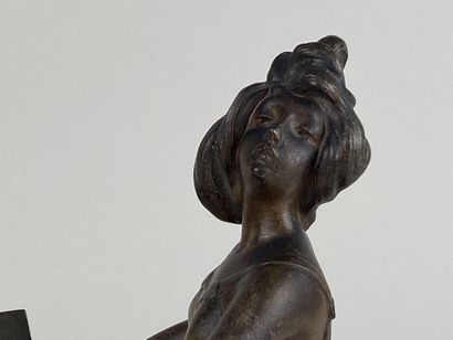 Range-lettre en régule figurant une femme.

Esprit...