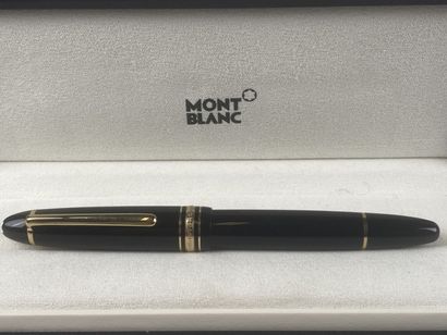 MONTBLANC.

Stylo-plume en résine noire et...