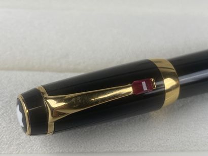 MONTBLANC.

Stylo-plume rétractable en résine...