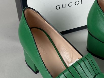 GUCCI.

Paire de souliers en cuir vert modèle...