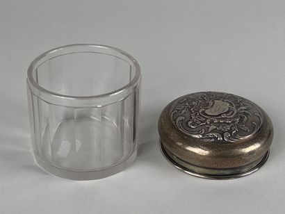 Flacon en cristal, le bouchon en argent chiffré...