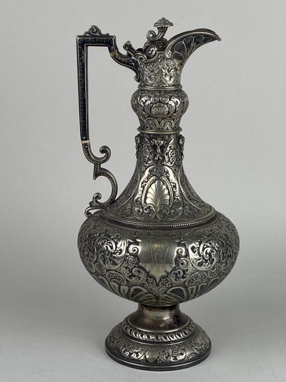 Aiguière en métal argenté à décor en repoussé...