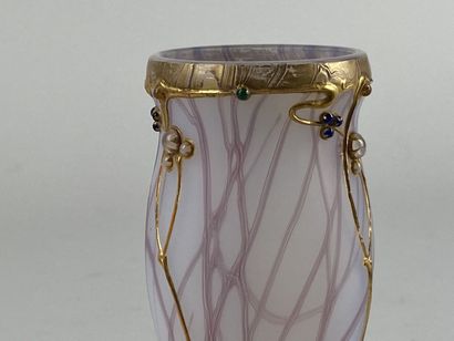 Petit vase balustre en verre opalescent à...