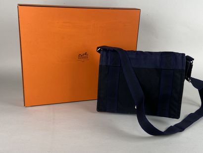 HERMES.

Besace en toile noire à bandoulière...