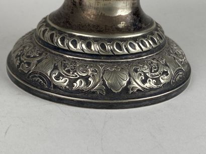 Aiguière en métal argenté à décor en repoussé...