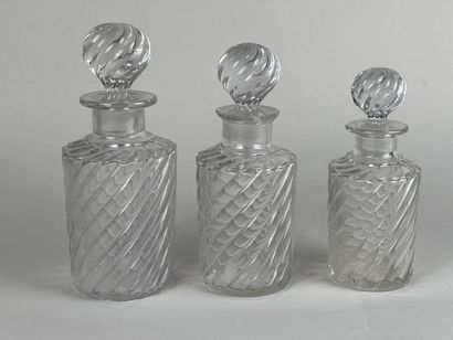 BACCARAT.

Trois flacons en cristal taillé.

H...