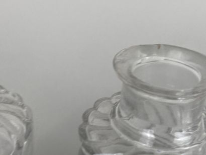 BACCARAT.

Trois flacons en cristal taillé.

H...
