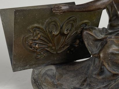 Range-lettre en régule figurant une femme.

Esprit...
