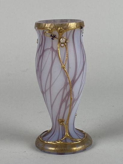 Petit vase balustre en verre opalescent à...