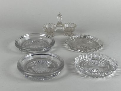 Paire de dessous de bouteille en verre moulé.

Diam....