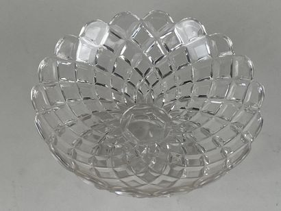 BACCARAT.

Coupe sur pied en cristal taillé...