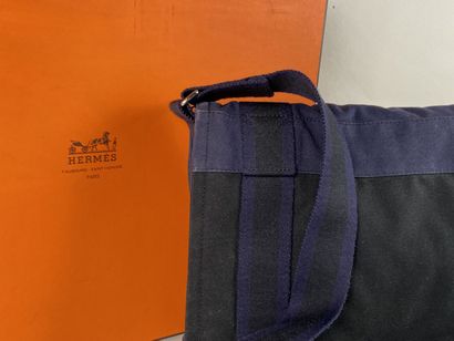 HERMES.

Besace en toile noire à bandoulière...