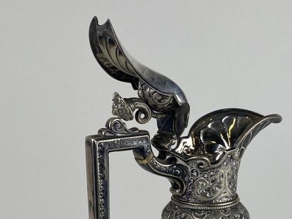 Aiguière en métal argenté à décor en repoussé...