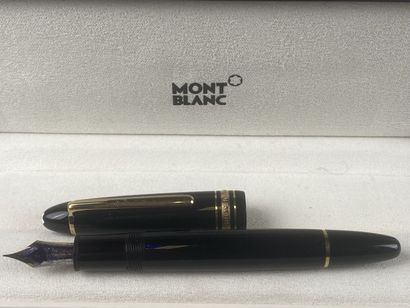 MONTBLANC.

Stylo-plume en résine noire et...