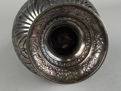 Aiguière en métal argenté à décor en repoussé...