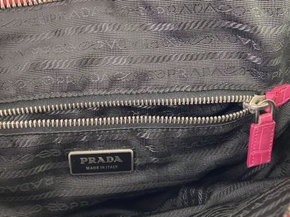 PRADA, Milano.

Sac à main à deux anses en...