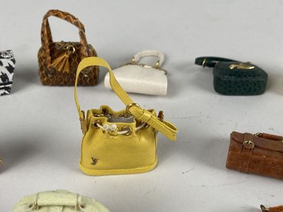 Collection de 15 miniatures d'après maroquinerie...