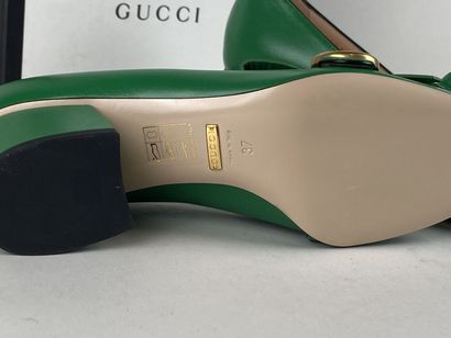 GUCCI.

Paire de souliers en cuir vert modèle...