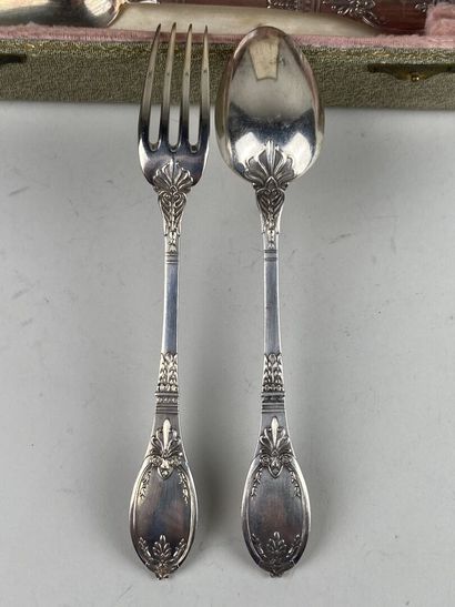 Série de 12 couverts de table en métal argenté...