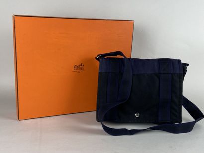 HERMES.

Besace en toile noire à bandoulière...