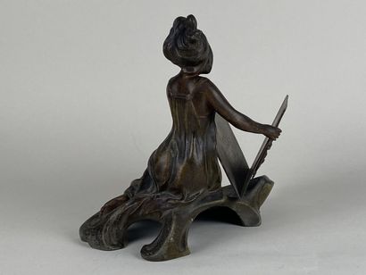 Range-lettre en régule figurant une femme.

Esprit...