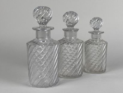 BACCARAT.

Trois flacons en cristal taillé.

H...