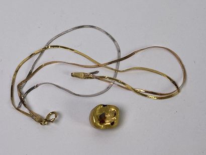 Lot d'or pour la fonte comprenant : collier...