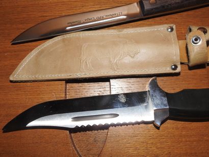Deux couteaux de chasse avec étui cuir, une...