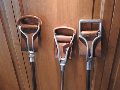 Trois cannes sièges en bois et métal, assise...